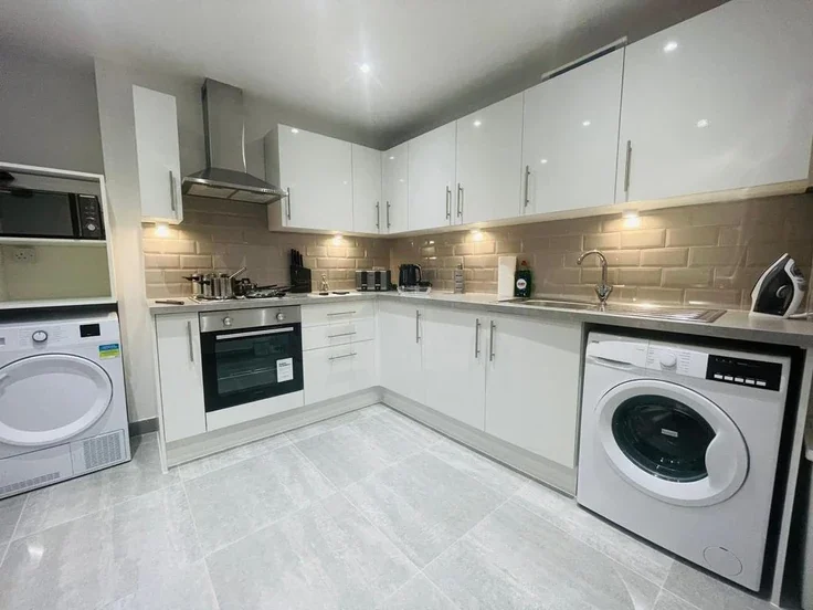 Flat Hawkwood Mount in Greater London