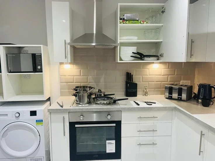 Flat Hawkwood Mount in Greater London