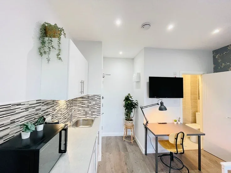 Flat Hawkwood Mount in Greater London