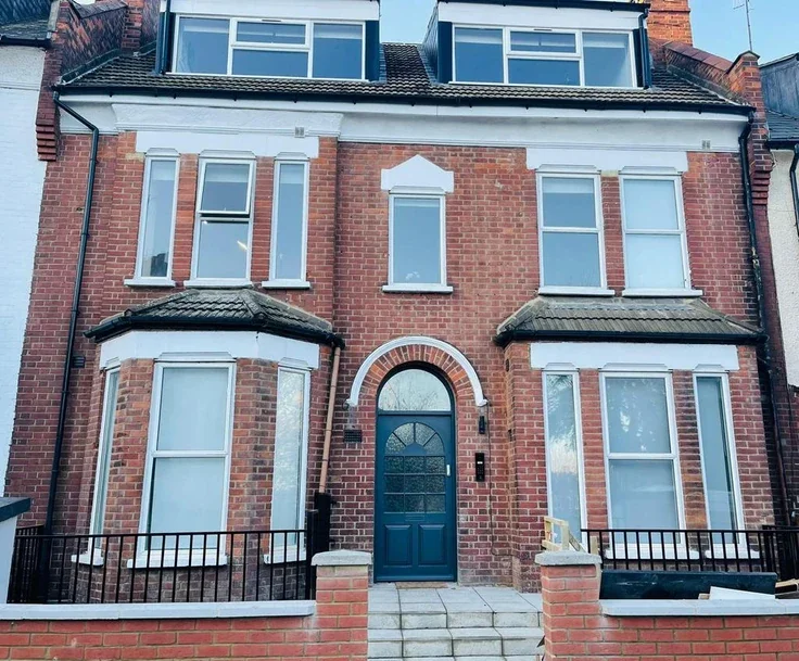 Flat Hawkwood Mount in Greater London