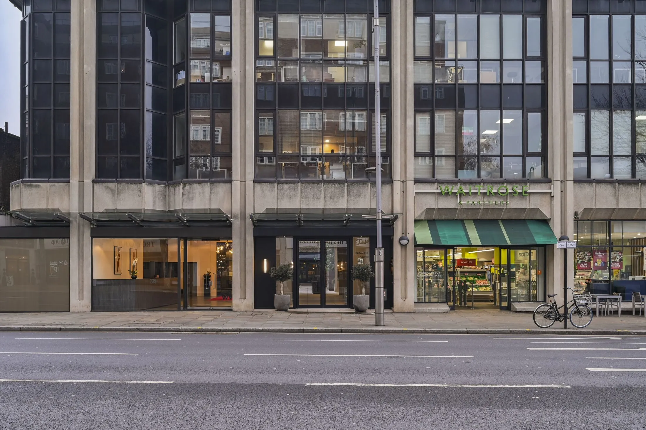Flat Kensington High Street in Greater London