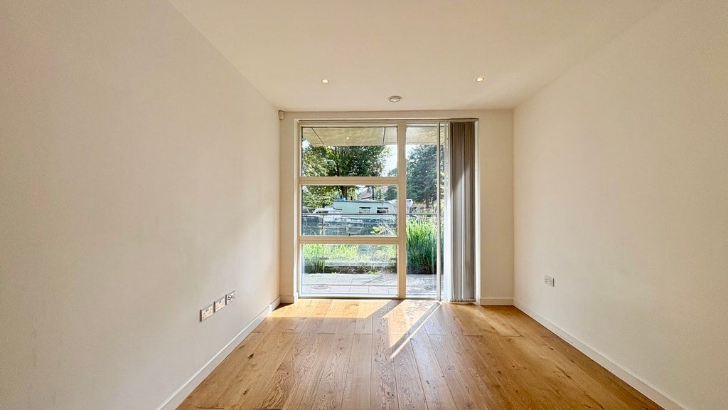 Flat Amberley Road in City of Westminster