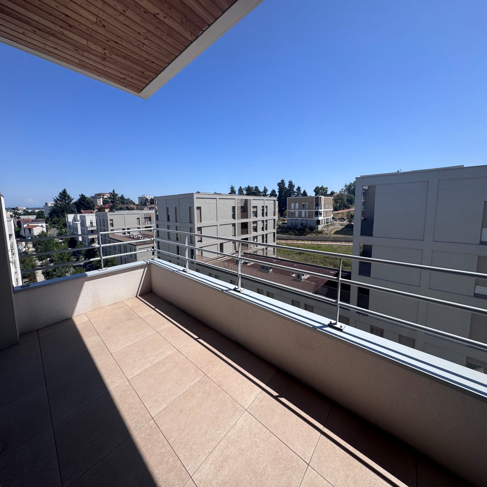 Flat Place Général Jean Raby in Bron