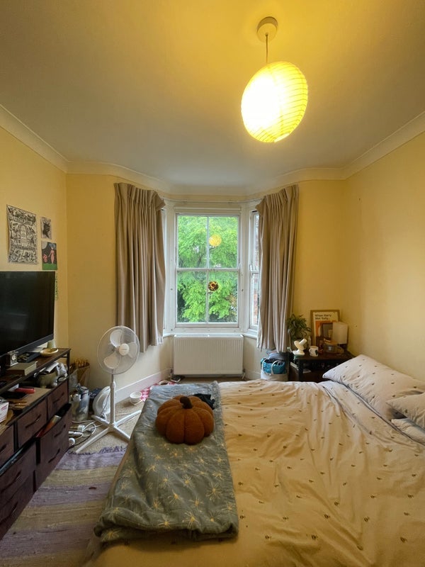 Room Dongola Road in Greater London