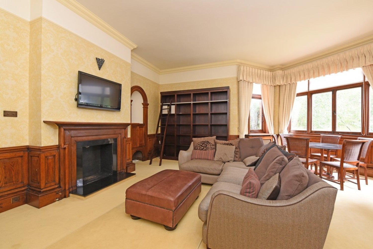 Flat Burleigh Road in Ascot