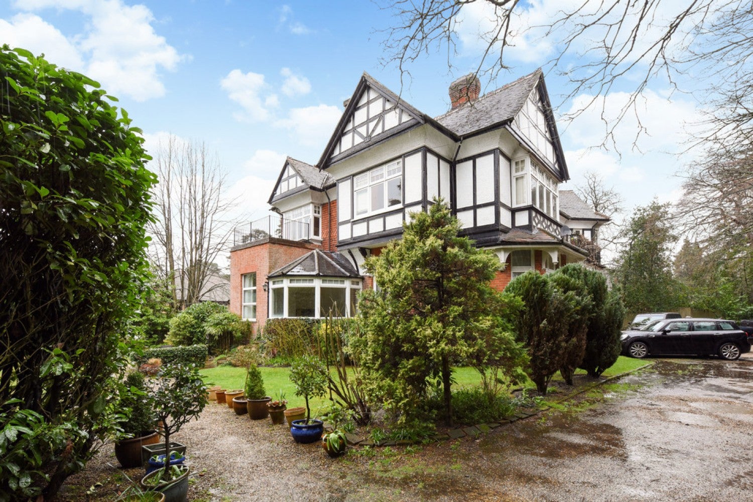 Flat Burleigh Road in Ascot