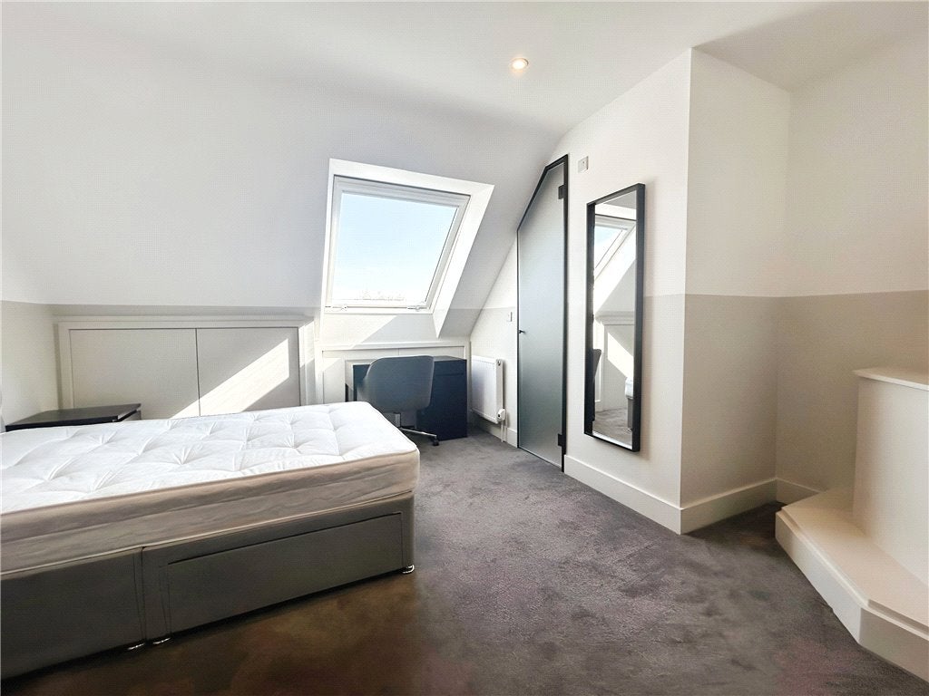 Room Roundhill Way in Guildford