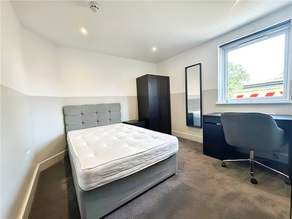 Room Roundhill Way in Guildford