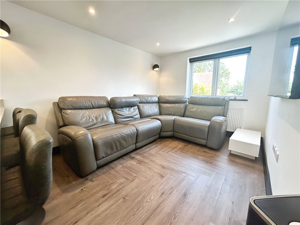 Room Roundhill Way in Guildford