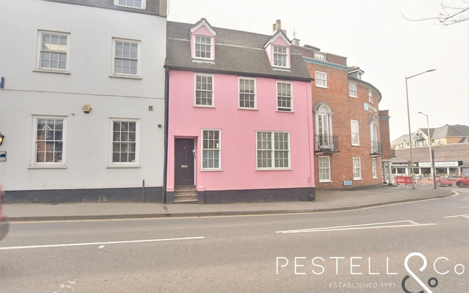Flat Red Lion Court in East Hertfordshire