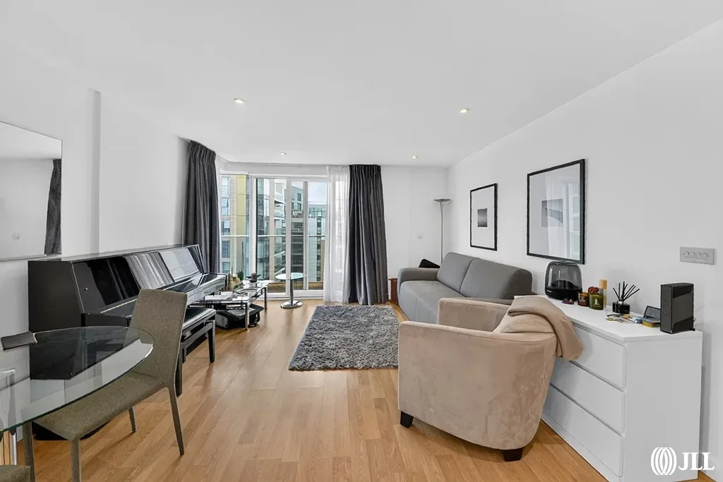Flat Riverside Gardens in Greater London