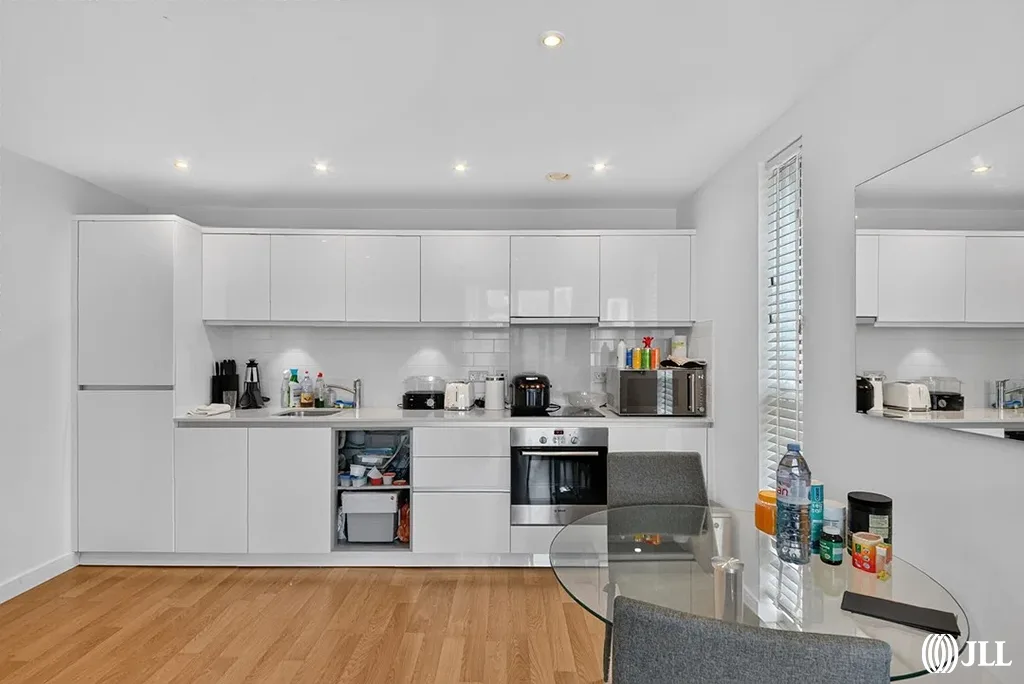 Flat Riverside Gardens in Greater London