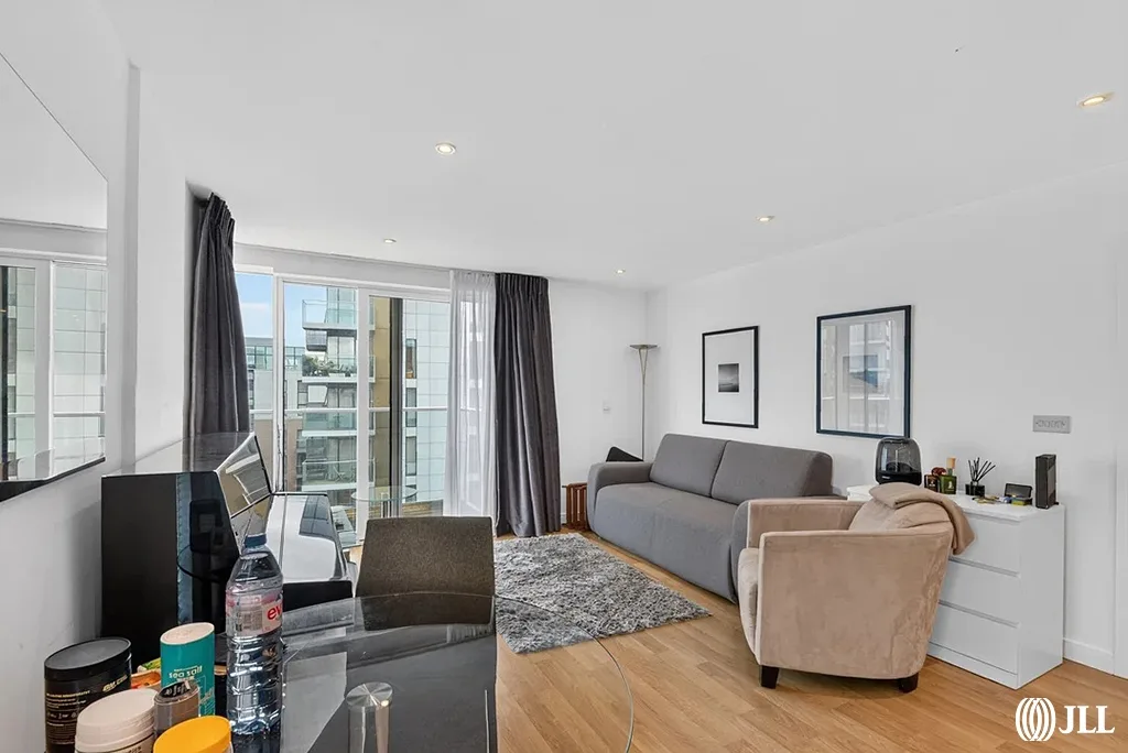 Flat Riverside Gardens in Greater London