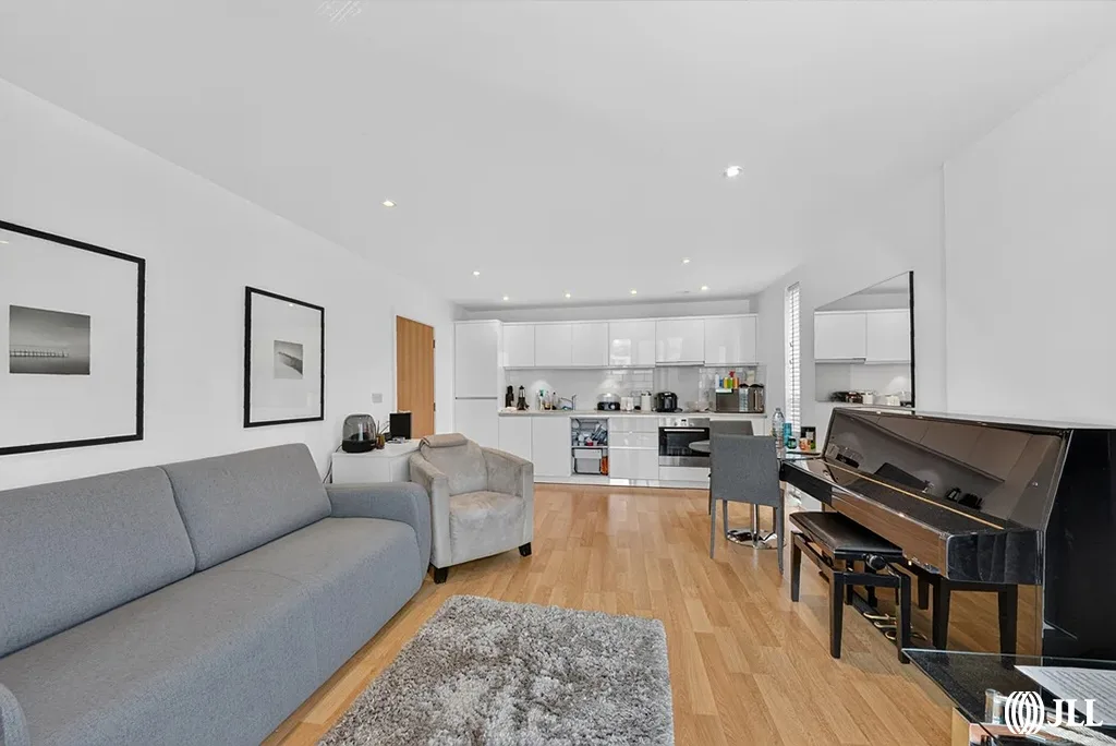 Flat Riverside Gardens in Greater London