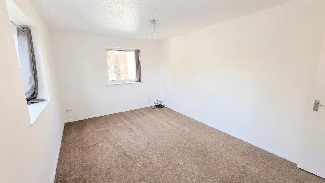 Flat Moulton Rise in Luton