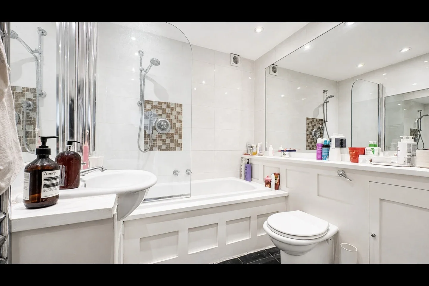 Flat Adam and Eve Mews in Greater London