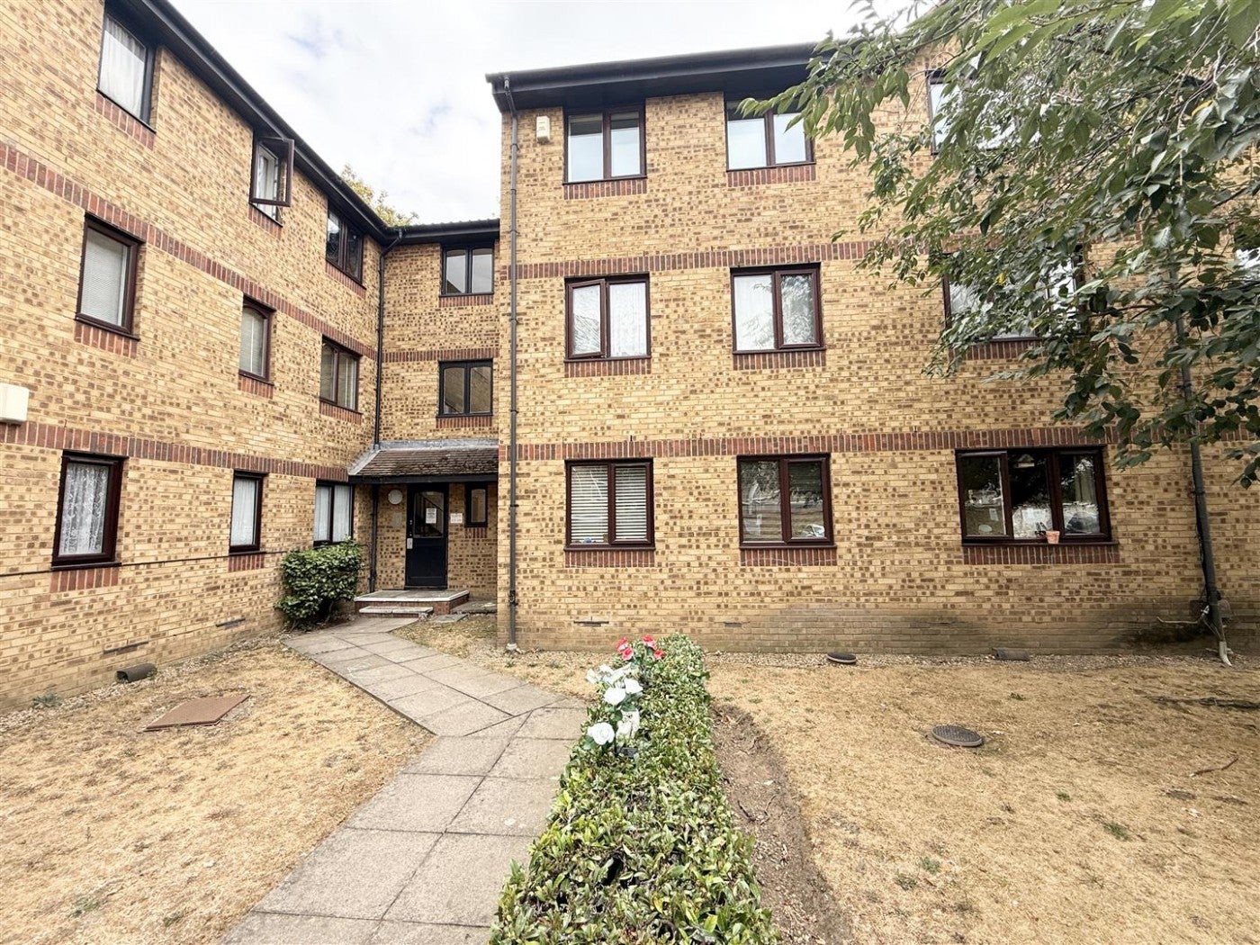 Flat Sawyer Close in Greater London