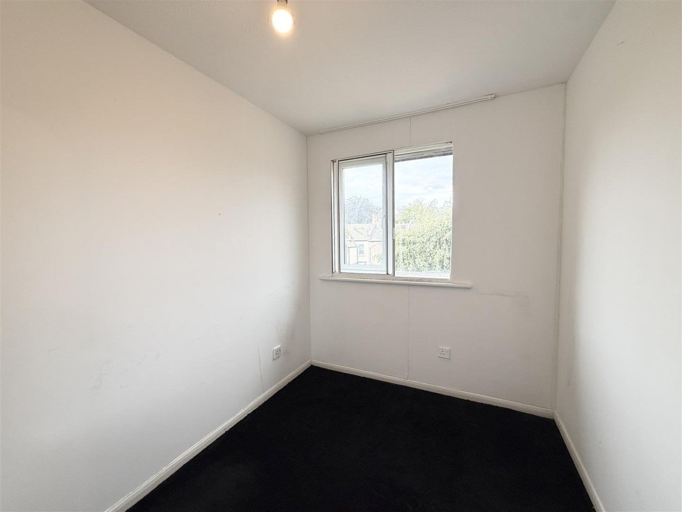 Flat Sawyer Close in Greater London