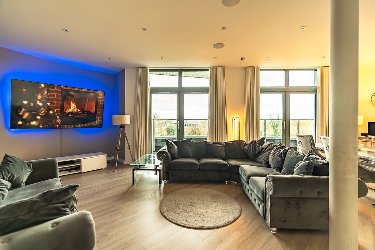 Flat Friern Barnet Road in Greater London
