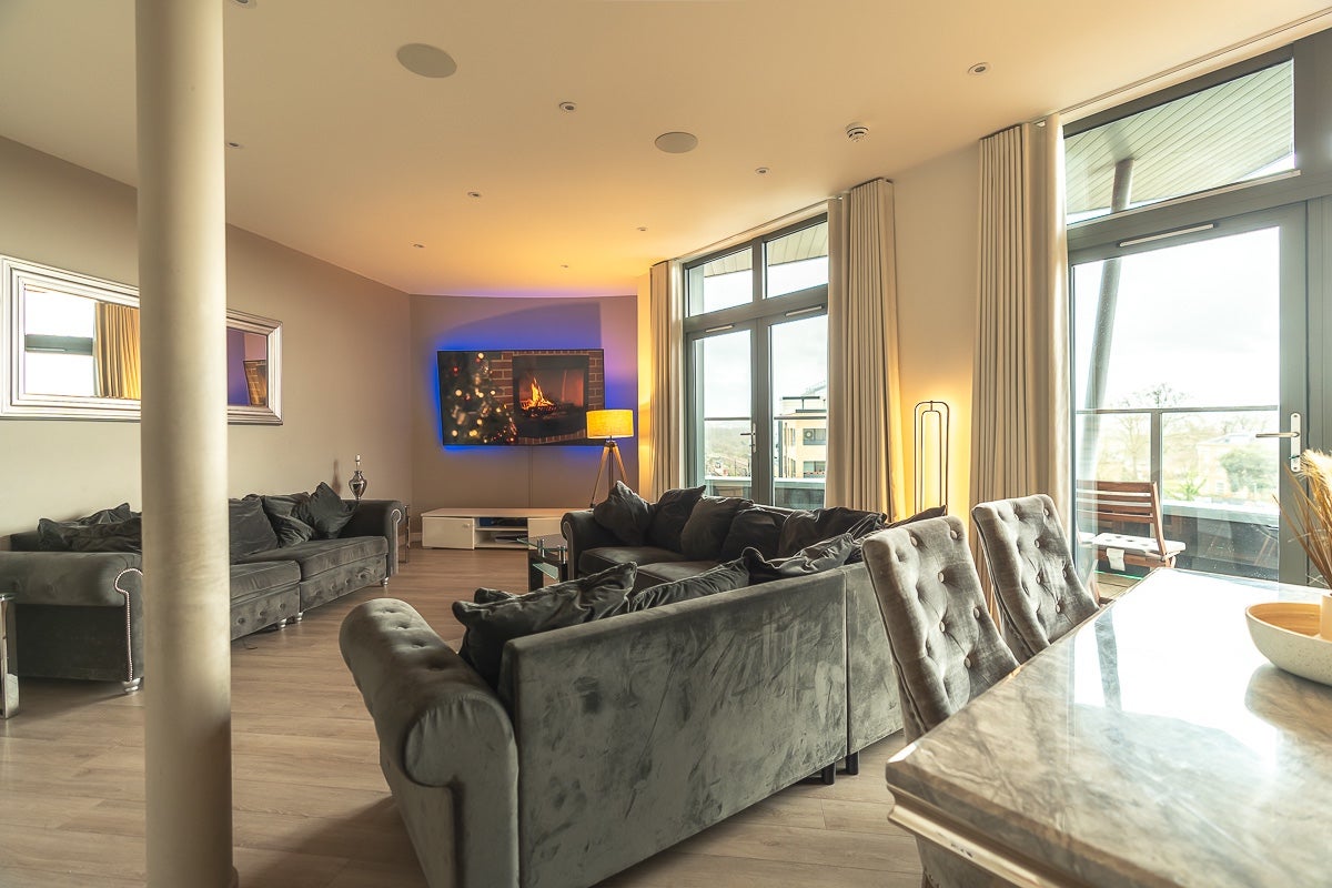 Flat Friern Barnet Road in Greater London