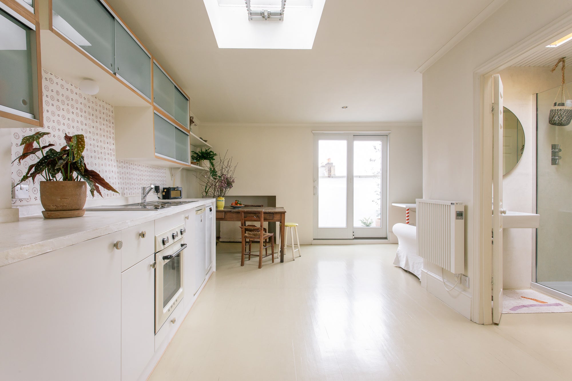 Flat Ledbury Road in Greater London