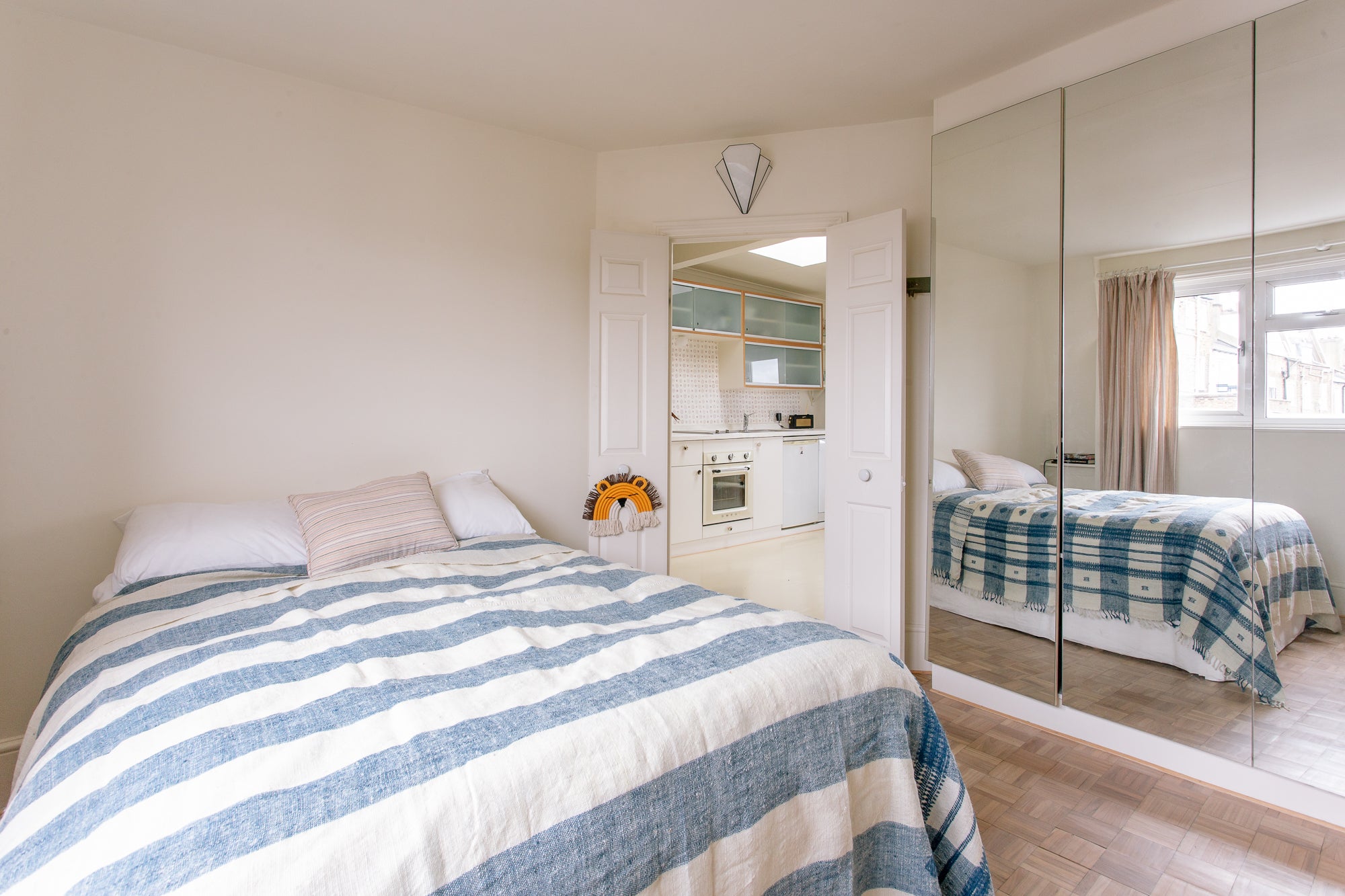 Flat Ledbury Road in Greater London