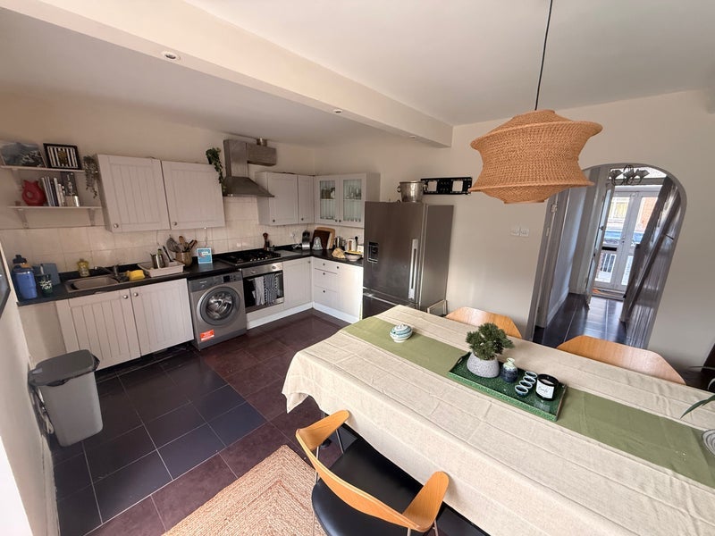 Room Beverstone Road in Greater London