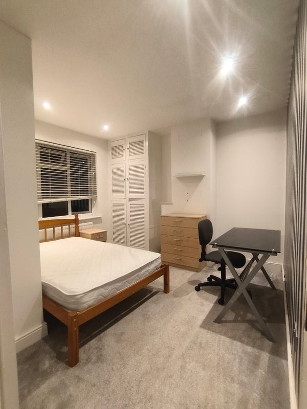 Room Manse Way in Swanley