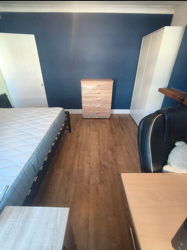 Room Manse Way in Swanley