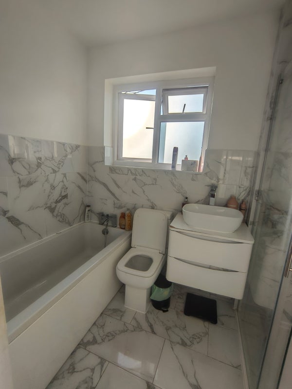 Room Manse Way in Swanley