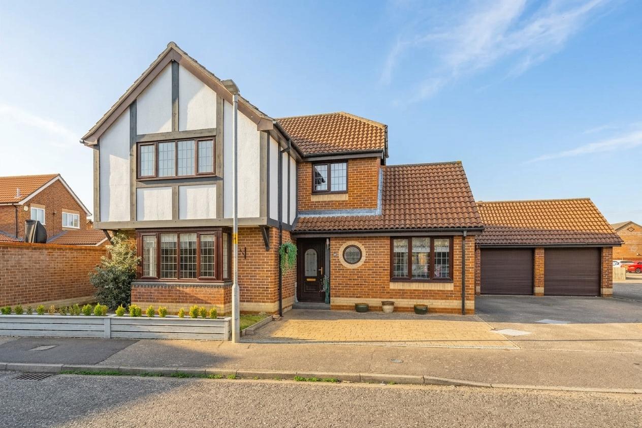 Flat Winners Walk in Broadland