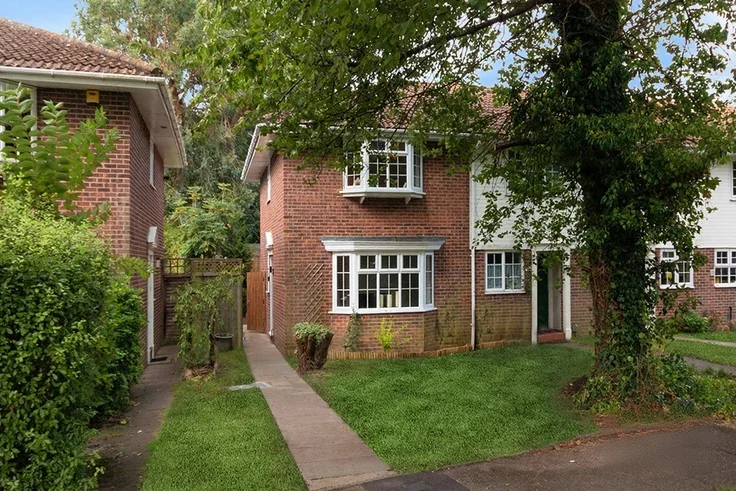House Weydown Close in Guildford
