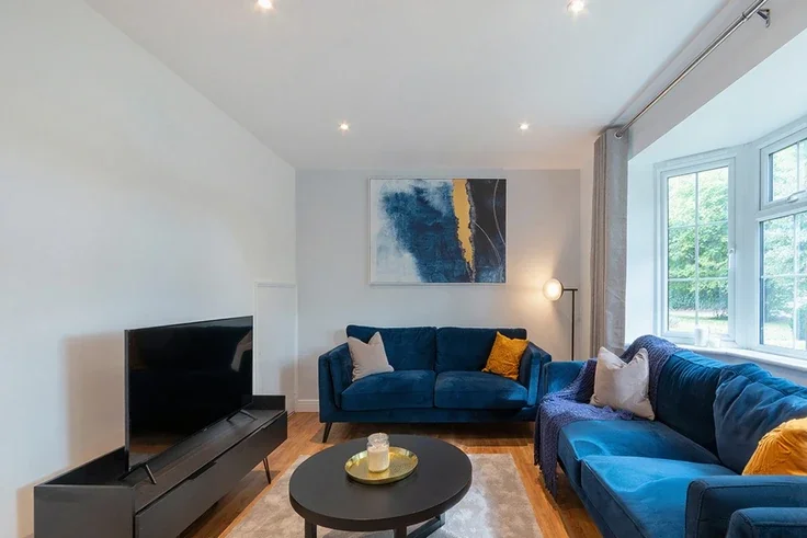 House Weydown Close in Guildford