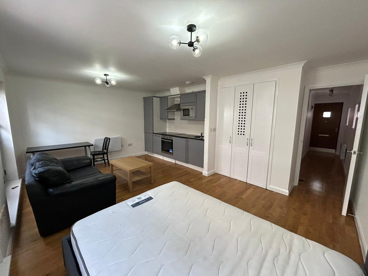 Flat Waterson Street in Greater London