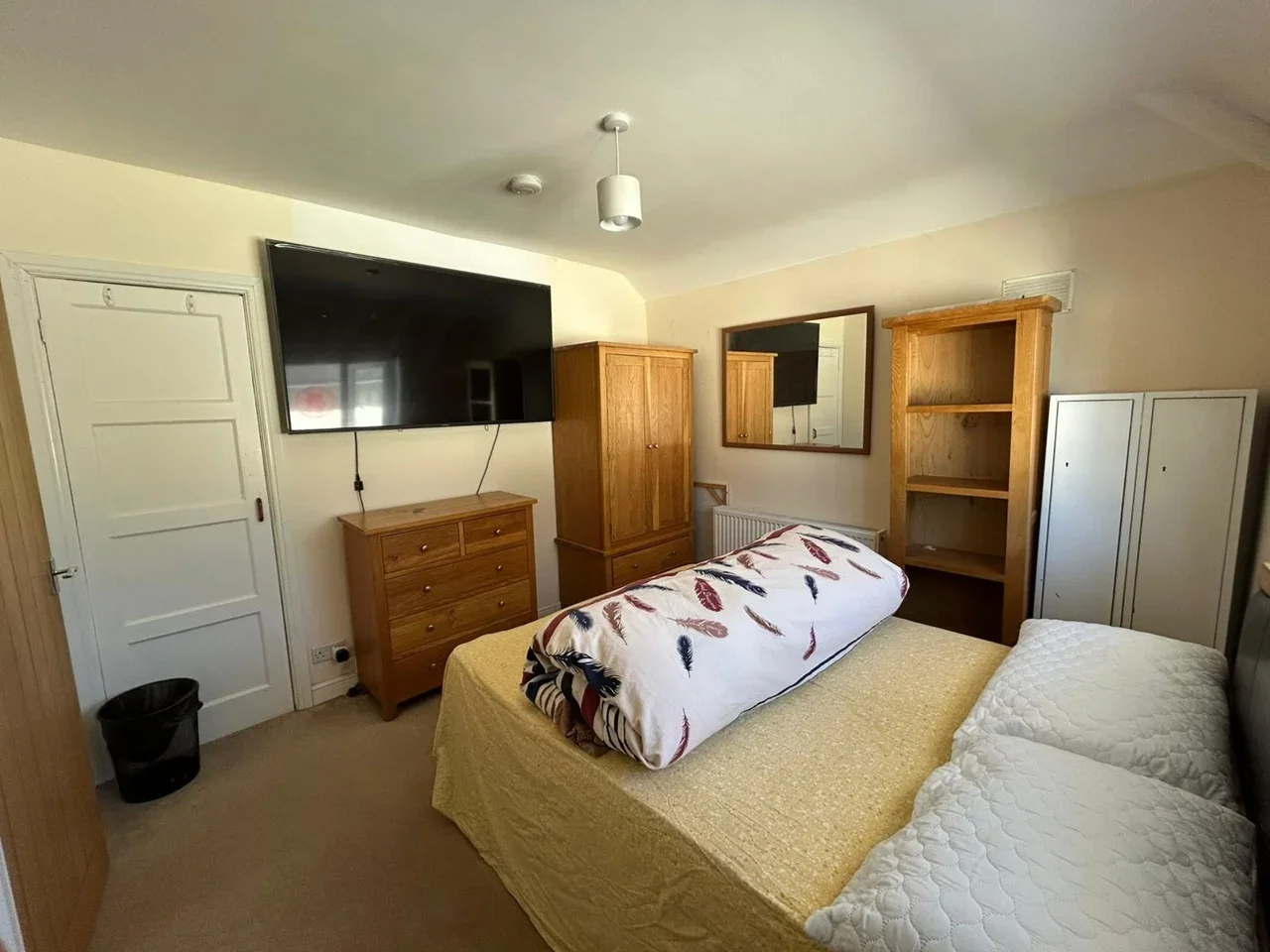 Room Queen Anne's Road in Cotswold District