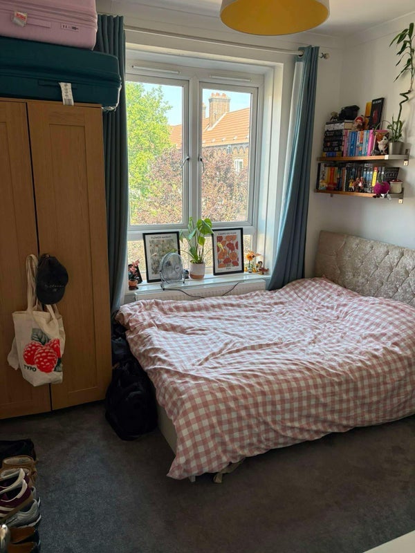 Room Dorset Road in Greater London