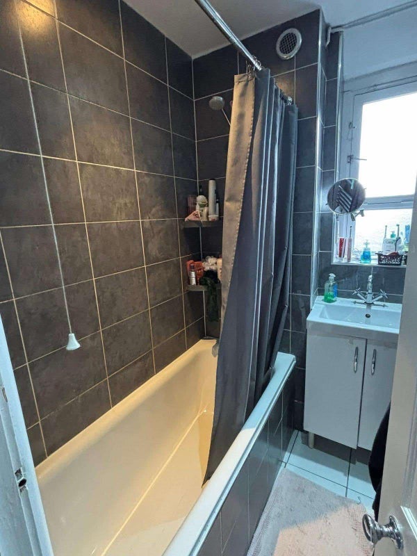 Room Dorset Road in Greater London