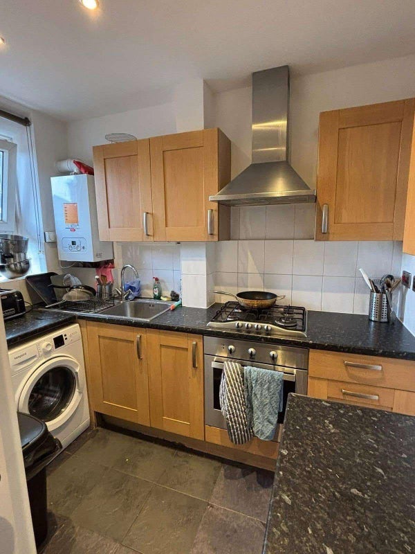Room Dorset Road in Greater London