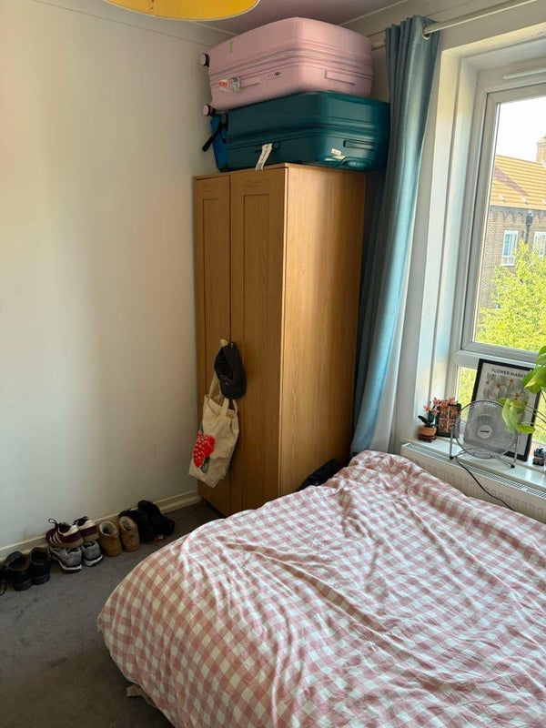 Room Dorset Road in Greater London