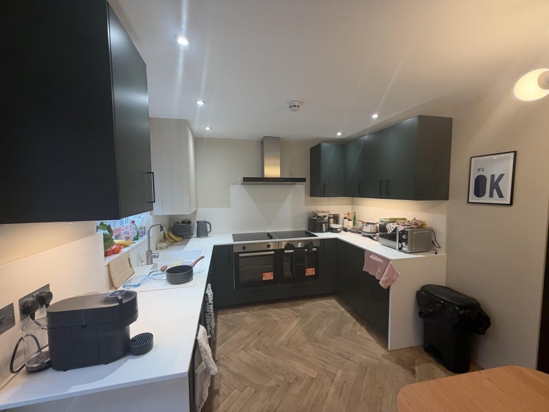 Room Edgeworth Drive in Manchester
