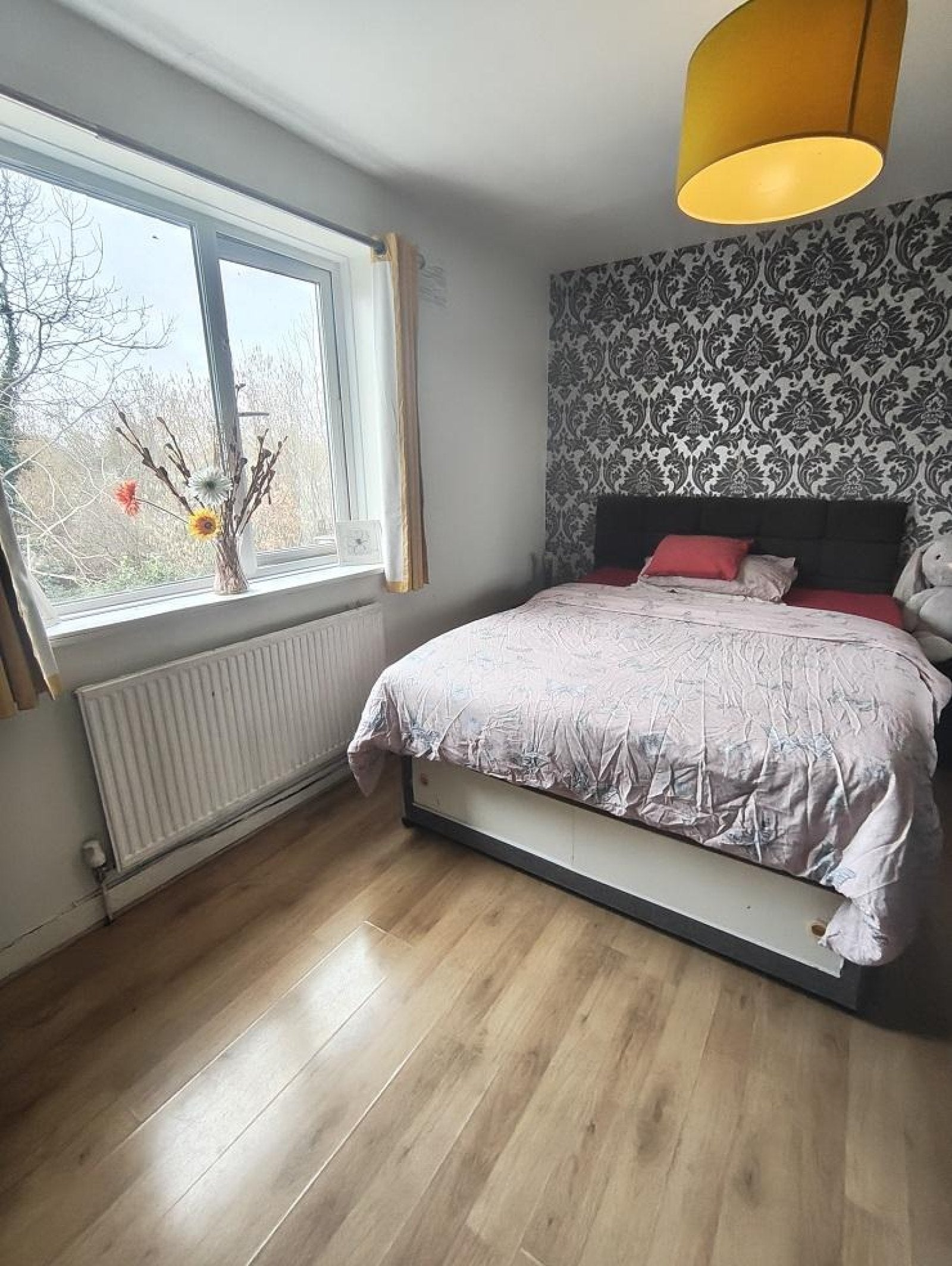 Room Chapel Way in Reigate and Banstead