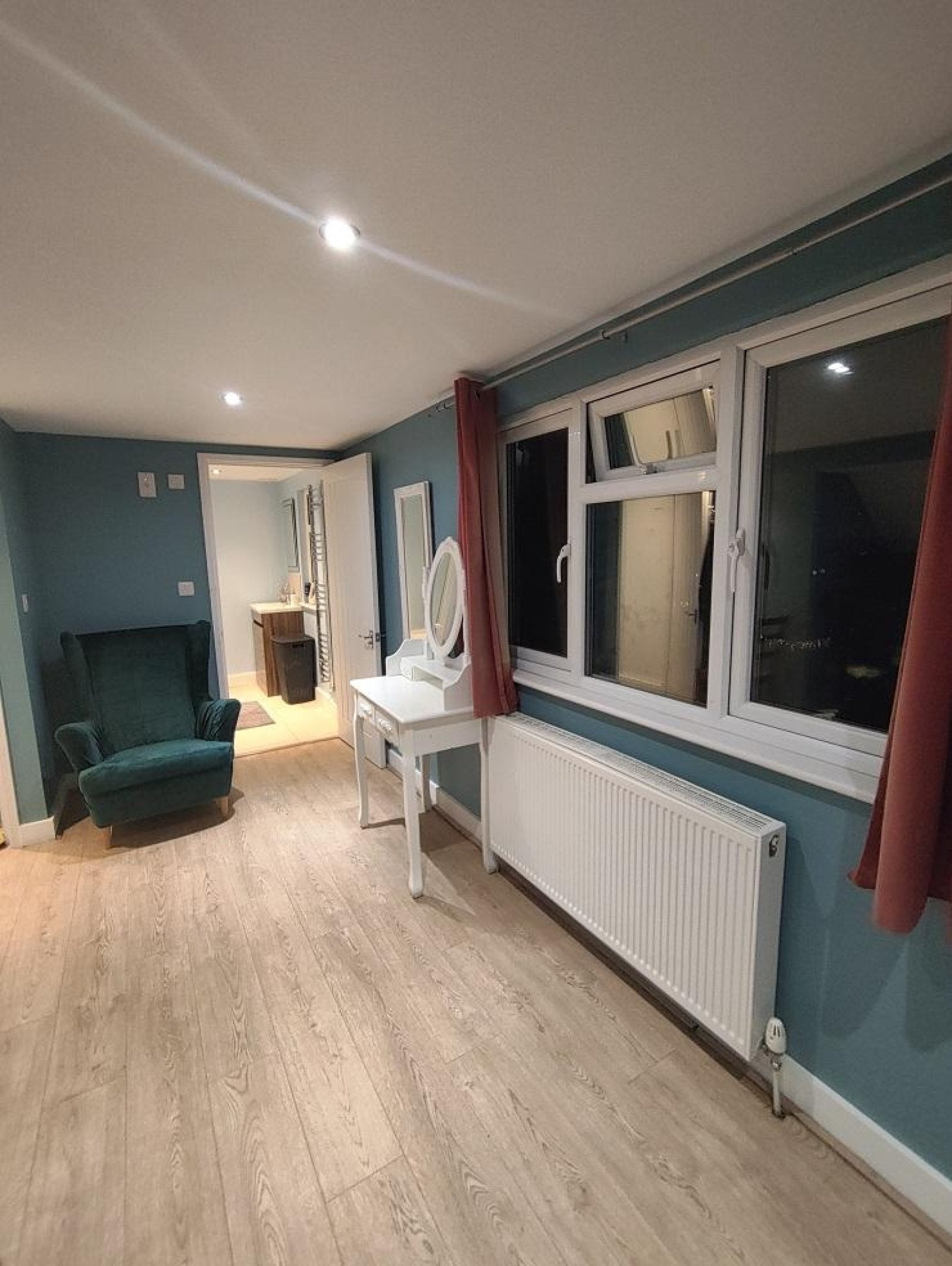 Room Chapel Way in Reigate and Banstead
