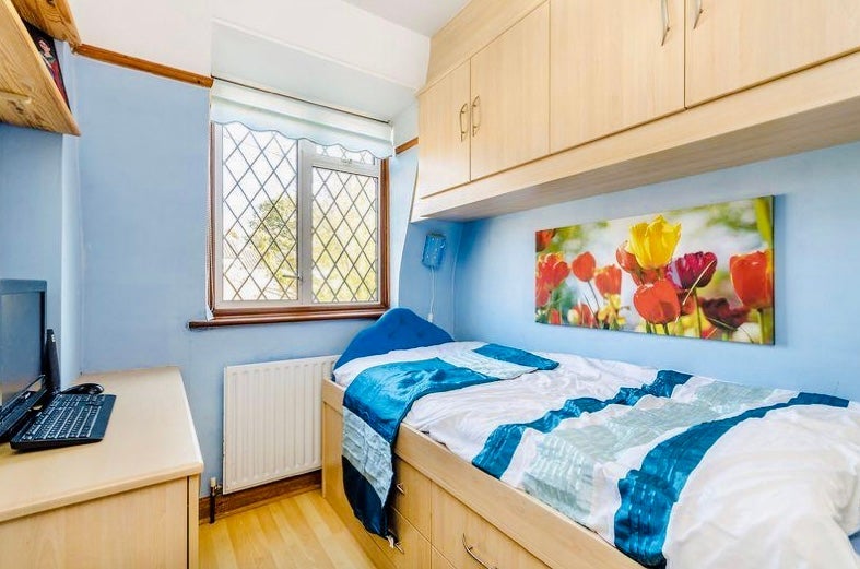 Room Village Way in Greater London