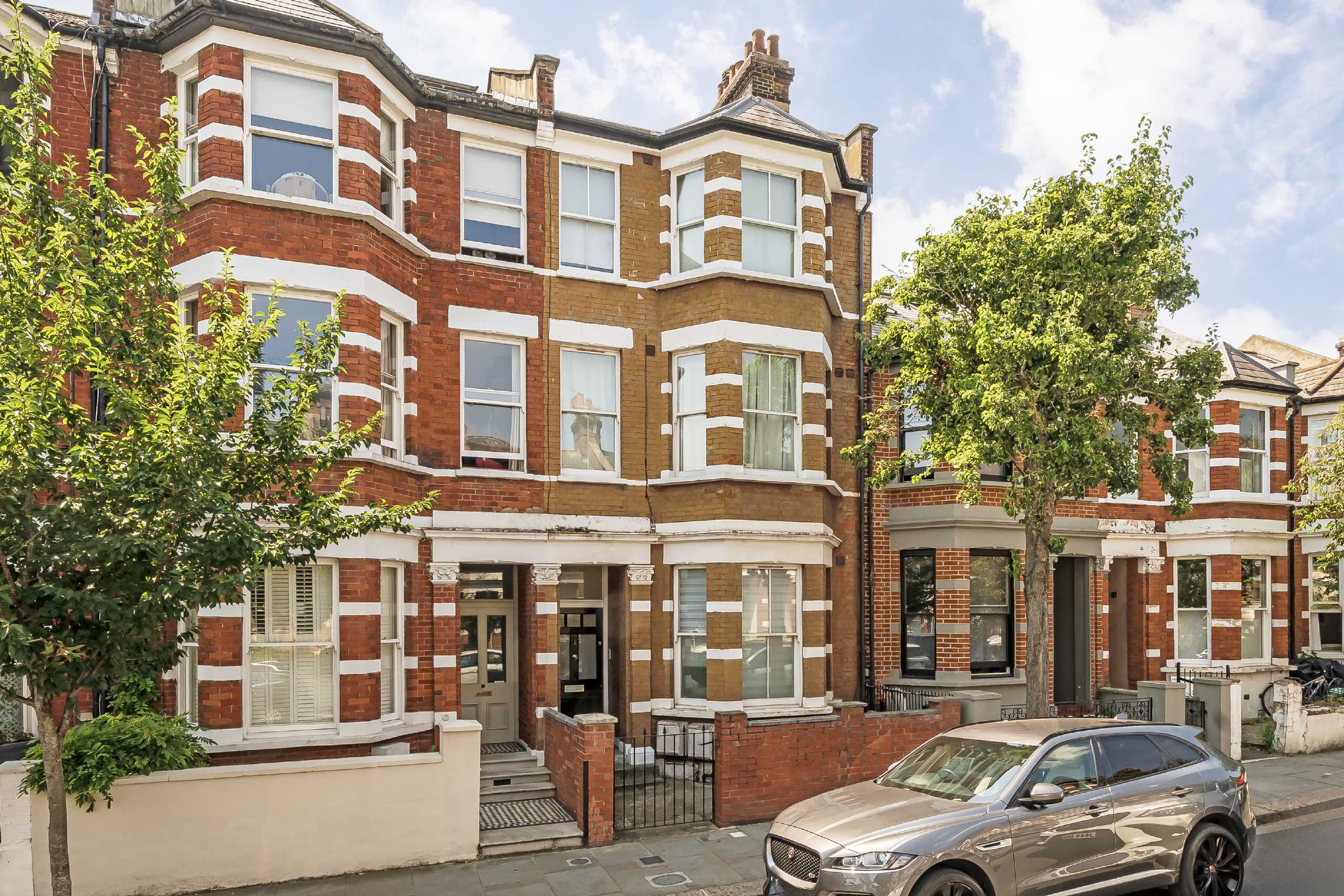 Flat Bracewell Road in Greater London