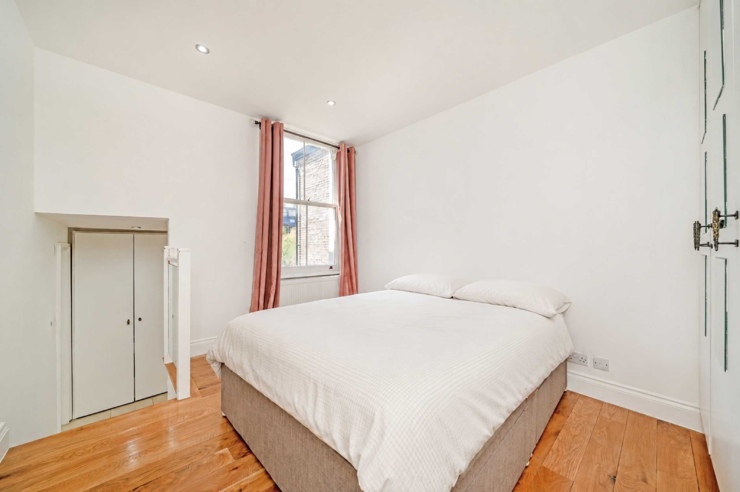 Flat Bracewell Road in Greater London