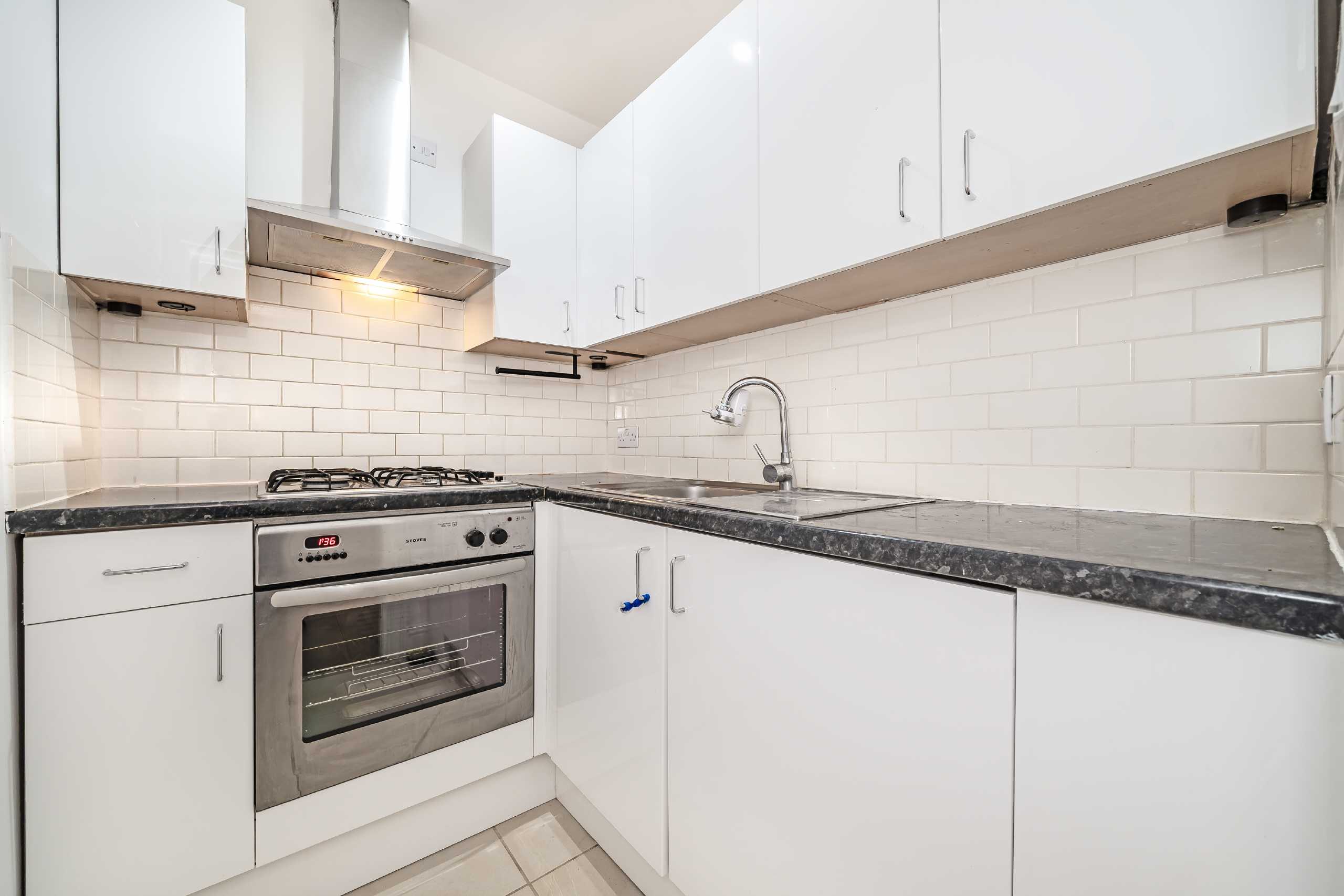 Flat Bracewell Road in Greater London