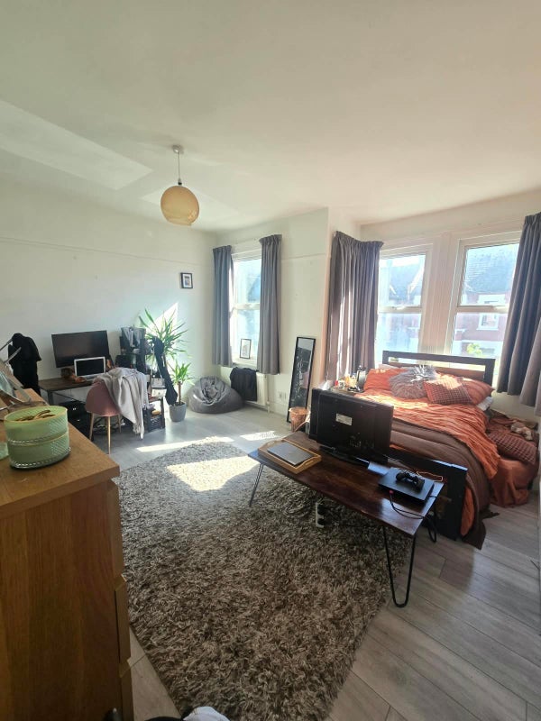 Room Elmhurst Road in Greater London