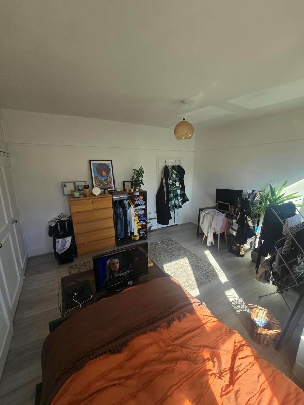 Room Elmhurst Road in Greater London