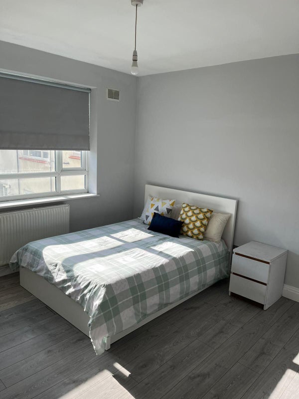 Room Cleveleys Road in Greater London