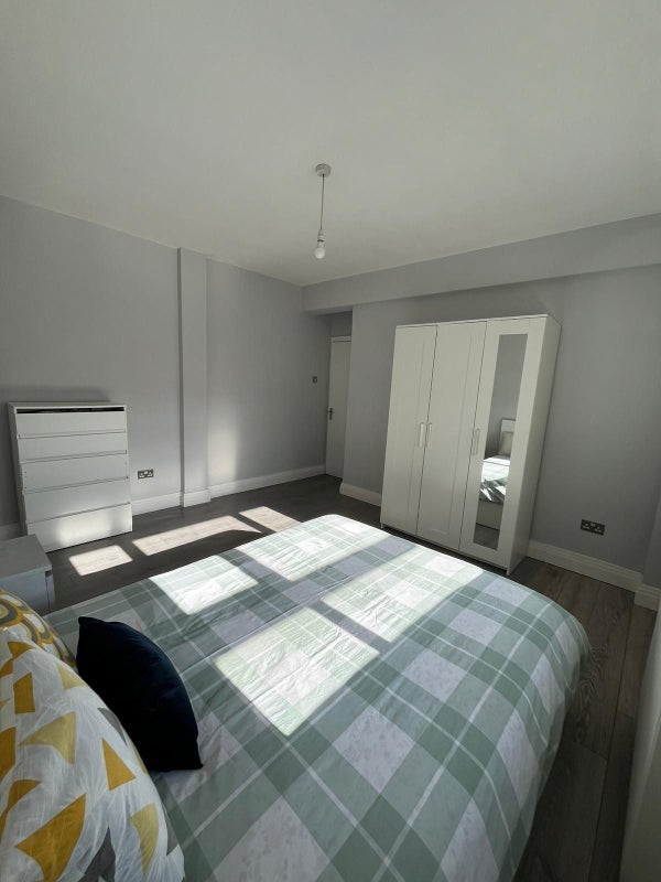 Room Cleveleys Road in Greater London